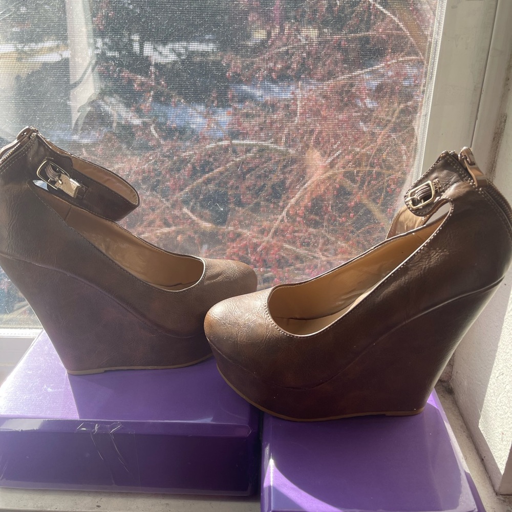 Women’s shoes size 8